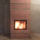 Небольшой закрытый теплоемкий камин на базе Austroflamm 65*51 с теплоемким боксом.
